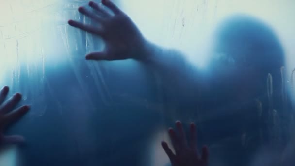 Seelen toter Menschen, die Blut auf transparente Oberfläche schmieren, gruseliger Horrorfilm — Stockvideo