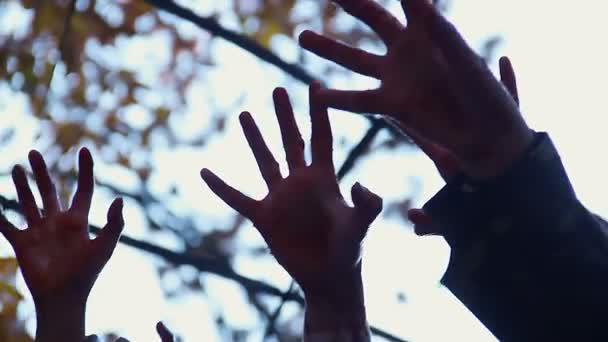 Manos de monstruos locos temblando en el aire, pesadilla de miedo, ataque masivo de zombies — Vídeo de stock