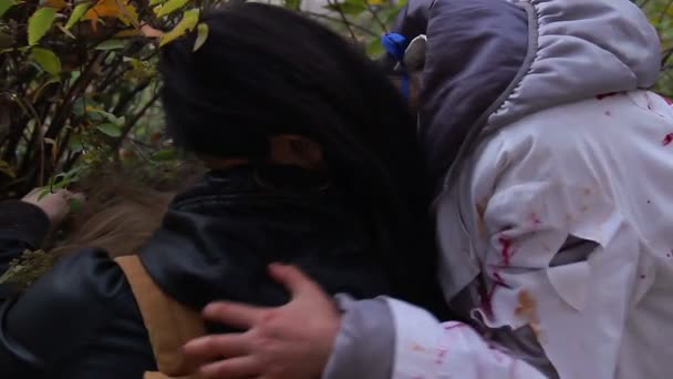 从死者的身体，怪物咬受害者喝血的嗜血女吸血鬼 — 图库视频影像