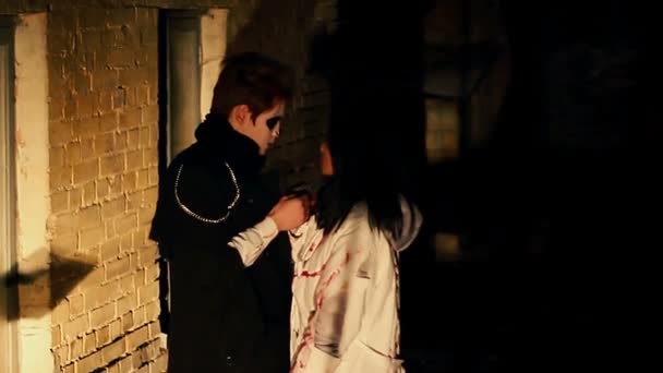 Молодая пара со страшным макияжем, обнимающая ночной клуб, вечеринка на Хэллоуин — стоковое видео