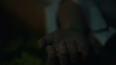 El kişi yerde, dostum ölüyor boğularak, katilin kurbanı yaralı