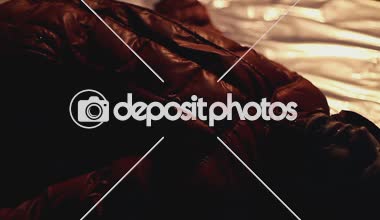 Plastik bir çanta, polis cinayet mahallinde ölü insan vücudu kapsayan coroners