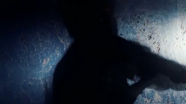 Gölge psikopat manyak kurbana baltayla, kan tüyler ürpertici gerilim doğrama