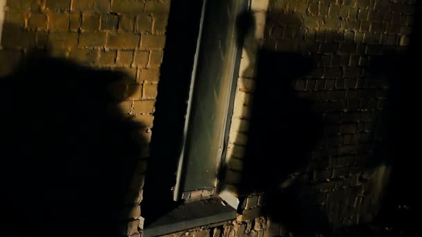 移動壁の古い建物の悪夢のような恐ろしいモンスターの恐ろしい影 — ストック動画