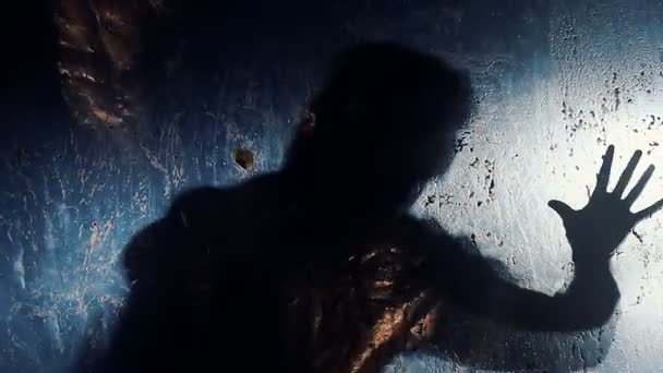 Garip insan korkunç jestleri kirlenmiş korku, canavar içinde karanlık siluet — Stok video