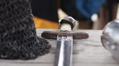 Ortaçağ knight'ın keskin kılıç yalan, eski soğuk silahlar silah closeup çekim