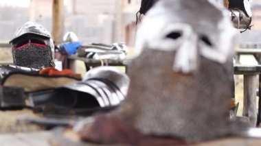 Ortaçağ Şövalyeleri zırh üzerinde koyarak erkekler savaş canlandırma için hazırlanıyor