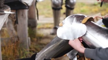 Zırh plakaları şövalyeler turnuva önce açık Tarih Müzesi'nde koyarak adam