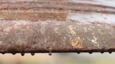 Antik kilise çanı, kültürel miras paslı bronz yüzeyine yağmur damlaları