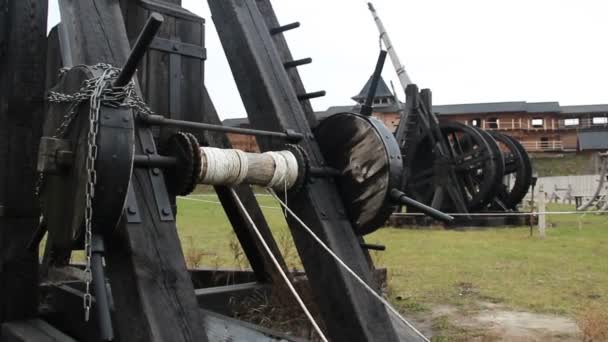 Ancient wooden catapult, weapon for breaking fortifications during siege warfare — Stock Video