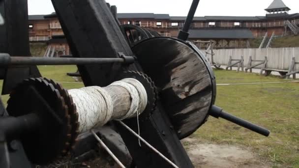 Close-up shot of old wooden catapult detail, tourists at medieval history museum — Stock Video