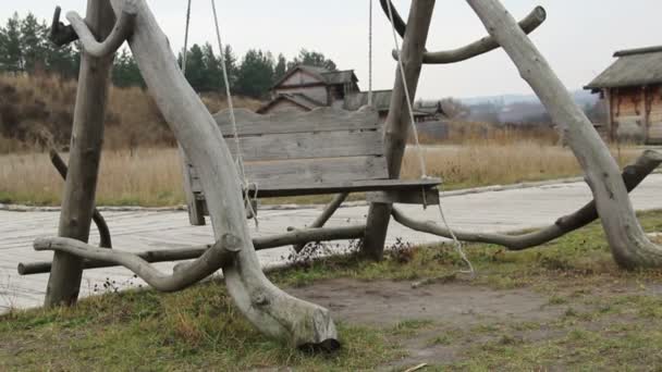 Vecchia altalena in legno appesa alle corde alla storia all'aria aperta e al museo della vita popolare — Video Stock