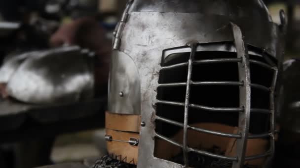 Средневековый рыцарский стальной шлем и броня, подготовленные для военной кампании — стоковое видео