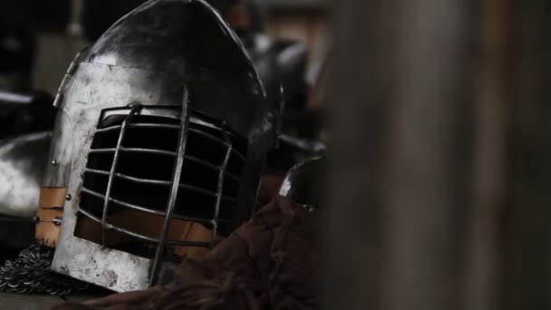 Medieval warriors putting on battle equipment, preparing for military campaign — Stock Video