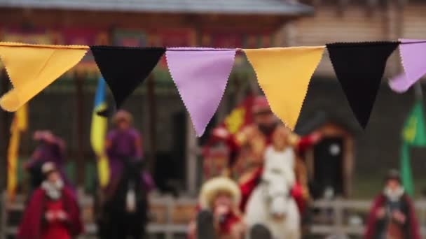 Middeleeuwse cultuurfestival, acteurs dragen oude past dansen in de regen — Stockvideo