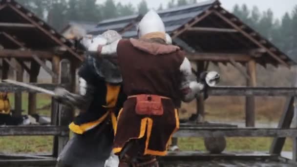 Vicious sword fight between two medieval warriors, martial arts competition — Stock Video