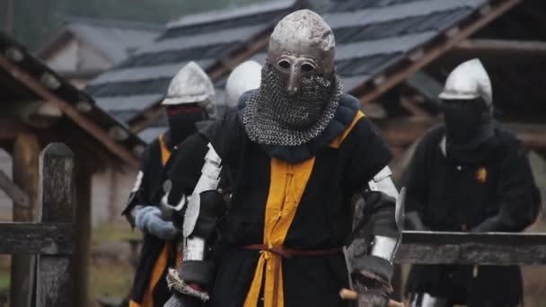 Middeleeuwse leger krijgers opleiding voordat kruistocht, re-enactment van historische strijd — Stockvideo