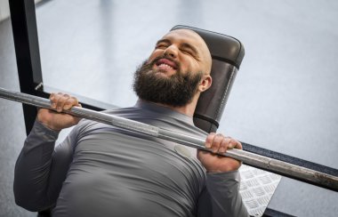 Güçlü adam jimnastik salonu, fitness kulübünde eğitim erkek atlet ağırlık kaldırma