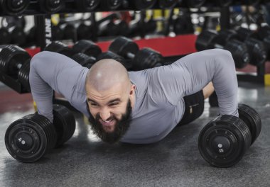 Push-up egzersiz, spor eğitim, yaşam tarzı yapmak profesyonel vücut geliştirmeci
