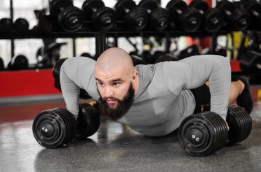 Kaslar, etkin sağlıklı yaşam bina şınav, güçlü genç adam