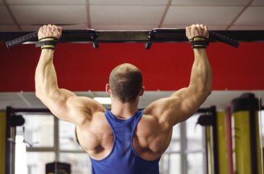 Spor salonunda eğitim kas vücut geliştirmeci güçlü gövdeli yapamadın egzersizleri, yapıyor