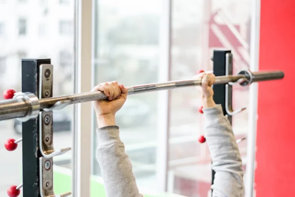 Silah bir spor salonunda, acemi sporcu sıra sıkıştırma egzersiz yaparak çalışma dışarı adam — Stok fotoğraf