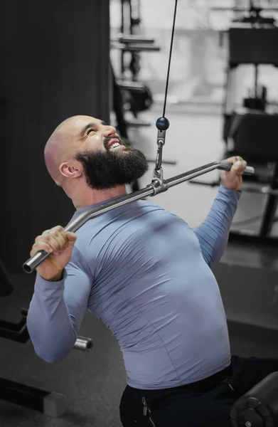 Jeune homme tendu travaillant dans la salle de gym, des exercices sportifs pour une vie saine — Photo