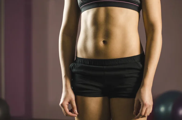 Jovem do sexo feminino com belo treinamento corporal em forma no centro de fitness, dieta saudável — Fotografia de Stock