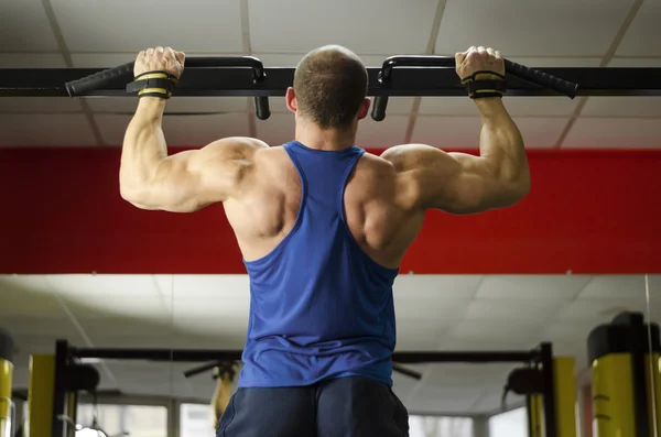 Erkek ağır siklet atlet yapıyor pull-up, mükemmel erkeksi vücut, sağlıklı yaşam — Stok fotoğraf