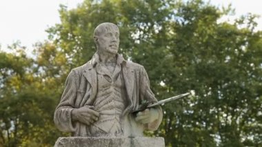 Bilbao, İspanyol sürrealist ressam anıt baskınında Ignacio Zuloaga dikey pan çekim