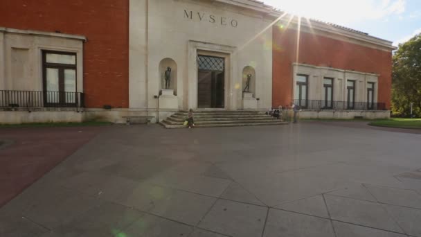ビルバオ ファイン アート美術館入り口、スペインでは、観光客の関心の晴れた日 — ストック動画