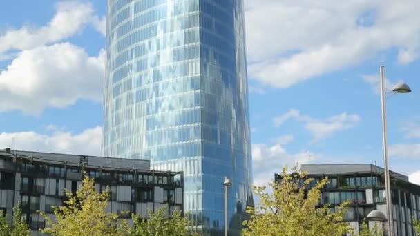 Arranha-céu de vidro moderno, arquitetura moderna — Vídeo de Stock