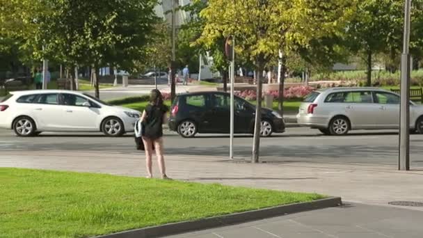 Kvinnan väntar vän i centrum — Stockvideo
