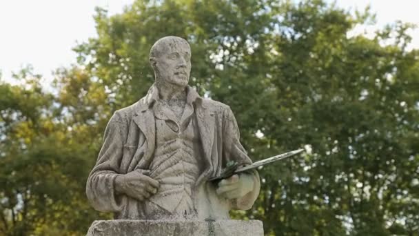 Vertikale Schwenkaufnahme der Ignacio Zuloaga-Büste in Bilbao, Denkmal für spanischen Künstler — Stockvideo