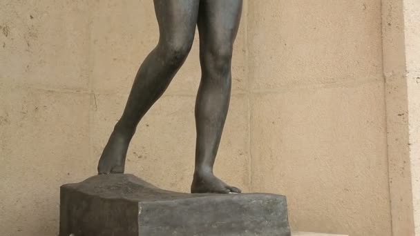 Statue de femme déshabillée avec beau corps féminin, art de la sculpture classique — Video