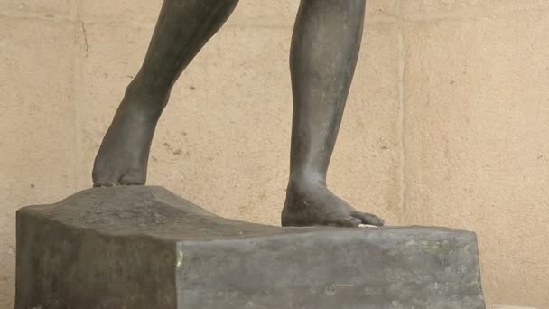 Vertical panorama shot of beautiful female sculpture exhibited outside building — Stock Video