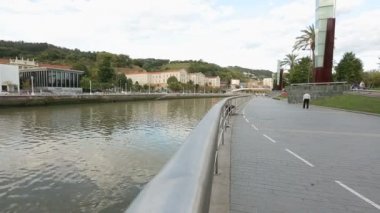 İnsanlar yürürken, insanlar nehir setin Avrupa şehir, eğlence için yer temiz