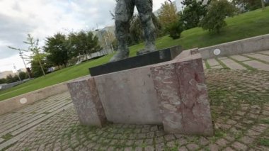 Şehir meydanında, heykel sanat sergilenen antik kadın heykel kalıntıları