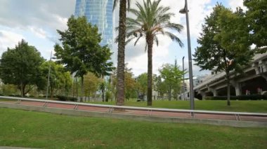 Resort City, ofis binası dışında egzotik ağaçlar ile park modern gökdelen