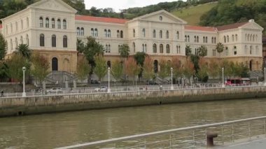 Deusto Üniversitesi de Bilbao, klasik mimari Nervion Nehri kıyısında