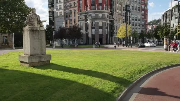 男性的半身像站在绿色广场 — 图库视频影像