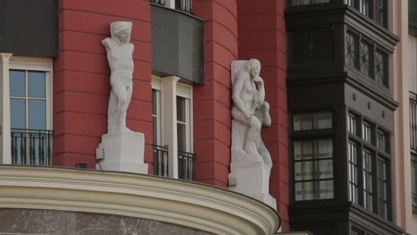 Budování průčelí zdobené starožitné sochy, krásný městský design — Stock video