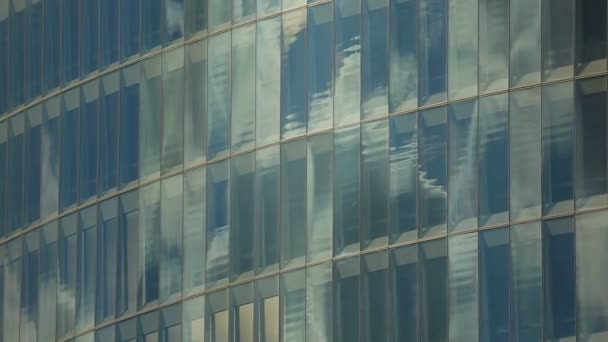 Glazen wand van moderne hoogbouw business center, kantoorgebouw in centrum — Stockvideo