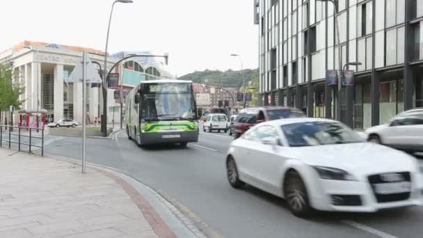 Tráfico intensivo por carretera en la calle de la ciudad — Vídeo de stock