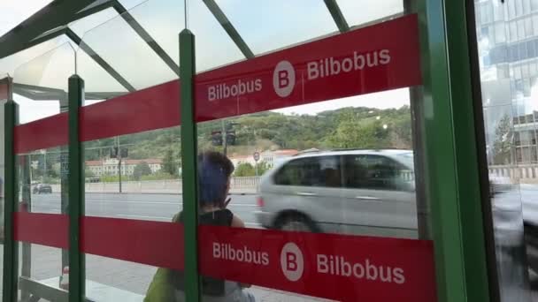 Mujer en parada de autobús — Vídeo de stock