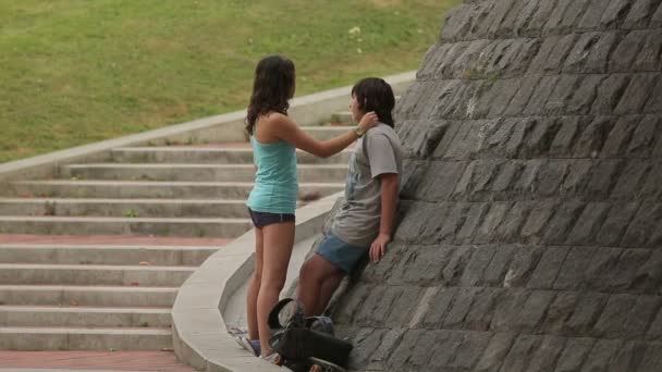 Casal de adolescentes saindo juntos — Vídeo de Stock