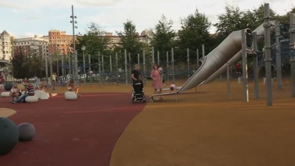 Multidão de crianças se divertindo no playground — Vídeo de Stock