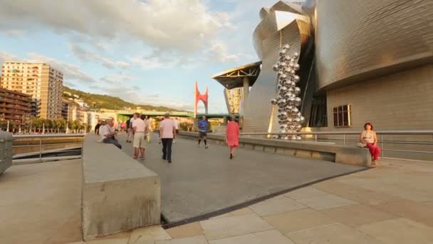 Nombreux touristes près de Musée Guggenheim Bilbao — Video