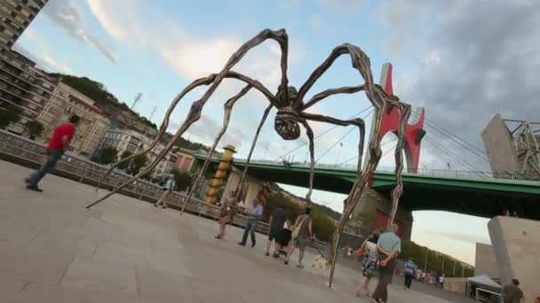 Folk strosar nära Maman spider — Stockvideo