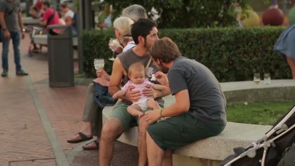 Deux jeunes hommes prenant soin d'un enfant — Video